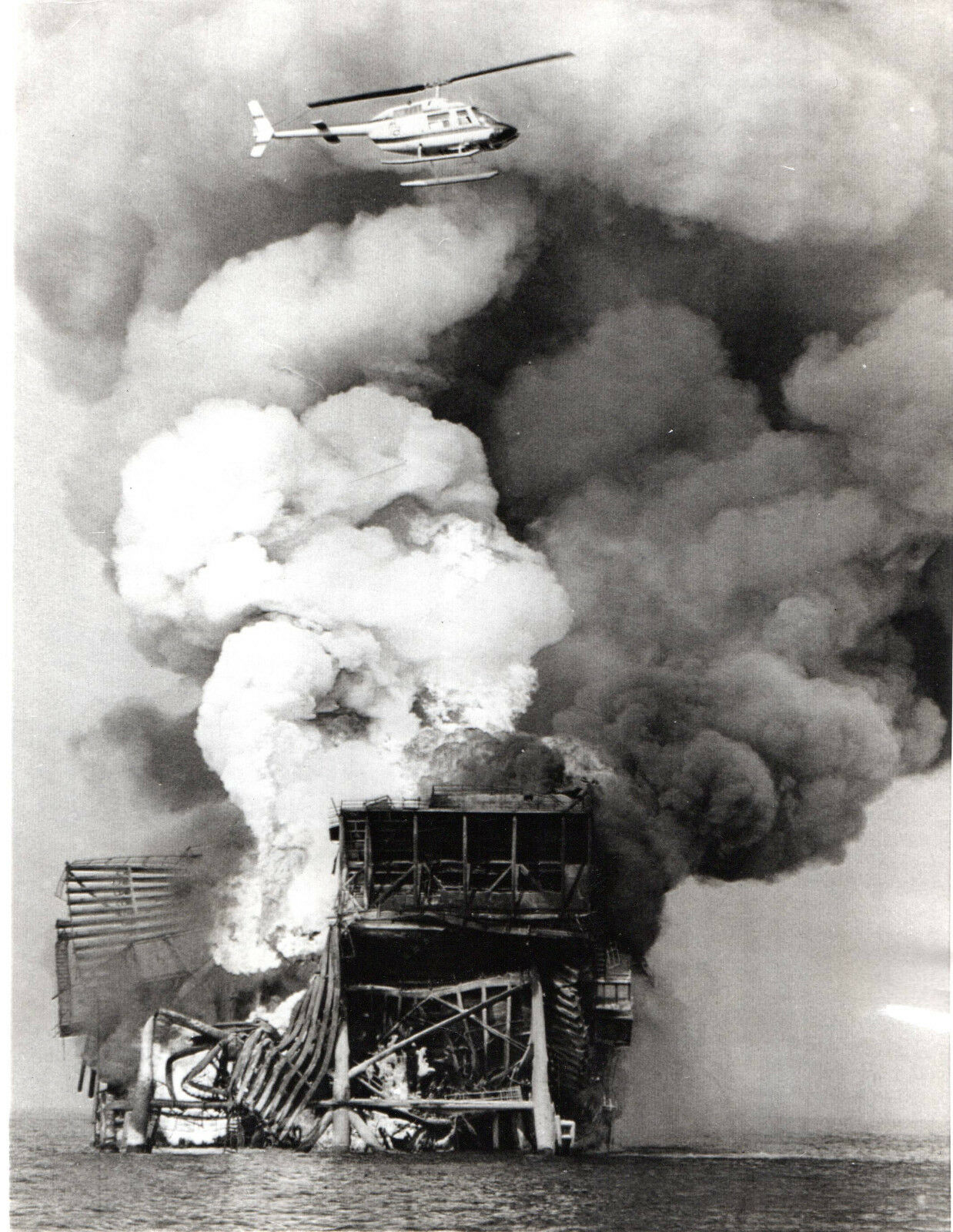 1970 Vintage Press Photo Helicopter Burning Shell Oil Co. Platform New Orleans